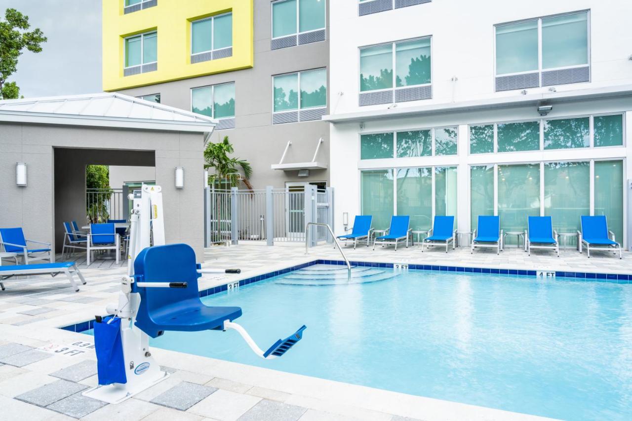 Holiday Inn Express Doral Miami, An Ihg Hotel Exterior foto